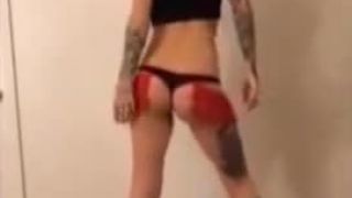 Potetovaná modelka Sara X