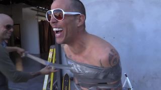 Steve-O sa nechal prilepiť