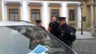 Policajt vytiahol aktivistku z auta obuškom.