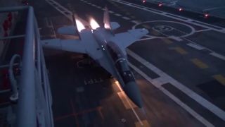 Štart stíhačky Mig-29KUB z lode