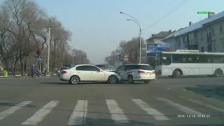 Zločinec na úteku spôsobil nehodu (Rusko)
