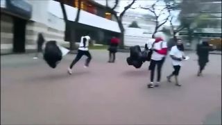 Novinka v bratislavských uliciach: Beh s padákom :)