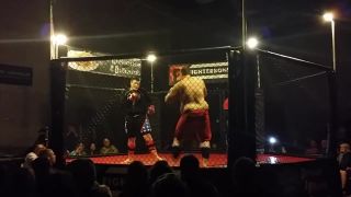 Amatérsky MMA fail (Superman punch)