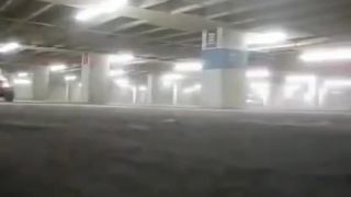 Muži na parkovisku
