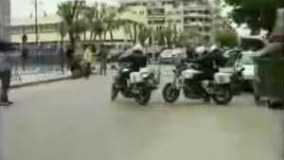 Pád policajta z motorky /Grecko/