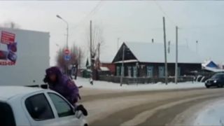 Policajta povozil na kapote 5 kilometrov