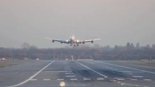 Núdzové pristátie Boeingu 747 na letisku Gatwick