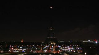Na pamiatku obetí a na znak smútku včera v Paríži zhasli Ei