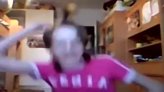 Mladá češka rapuje o škole a nakladá rodine