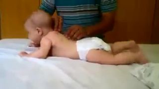 Bábätko si užíva masaž