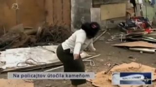 Napadla kostolnicku, kaplana i policajtov