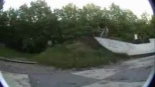 Skateboardista si pri páde škaredo zlomil nohu