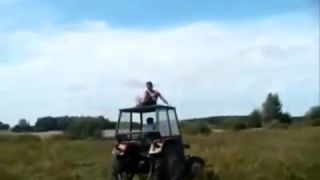 Oraj pole na traktore - - - polska hymna :D