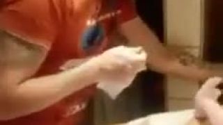 Otecko pri prebaľovaní bábätka