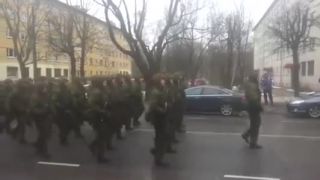 Vojenská prehliadka v Estónsku - Muž s vlajkou Ruska