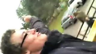 [SK] Opitý žiak sa smeje a zvracia naraz