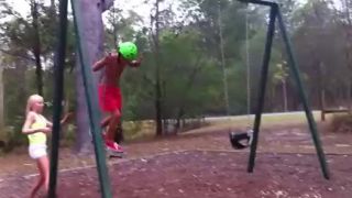 Skateboard, hojdačka a rozkrok