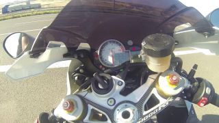 322 km/h v tričku na motorke BMW S1000RR