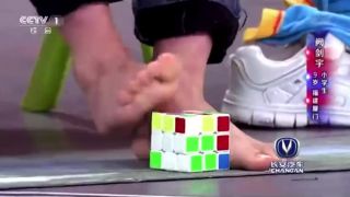 Chlapec a rubiková kocka