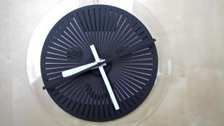 Hodiny Moire Seconds