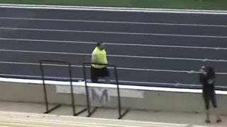 100 metrovka tučný chlap vs. bežci