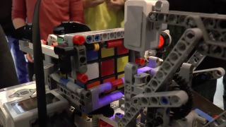 Robot z lega zložil rubikovu kocku