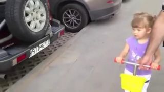 2 rocne dievcatko pozna znacky aut