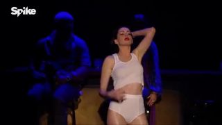 Wrecking Ball v prevedení Anne Hathaway