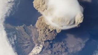 Erupcia sopky Saryčeva