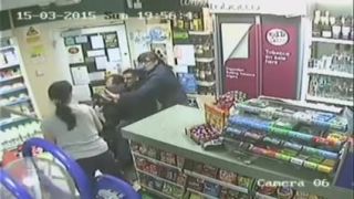 Lupič so sekerou v ruke