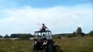 Oraj pole na traktore - poľská verzia