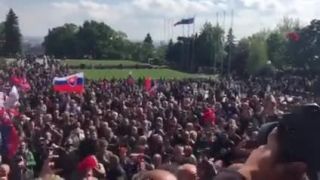 Noční vlci pri odovzdávaní vencov na Slavíne