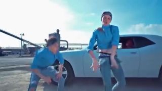 MALÉ HOLKY POBLÁZNILY INTERNET SVÝN TANCEM NA HIP - HOP