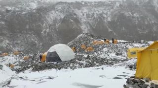 Obrovská lavina smetla základní tábor na Everestu