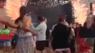 Odviazaná dievčina na hudobnom festivale