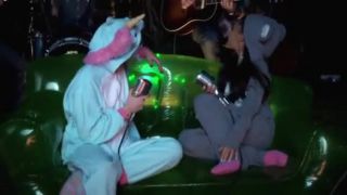 Miley Cyrus a Ariana Grande si zazpívaly hity osemdesiatich rok