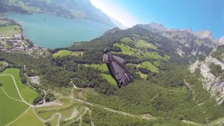 Úžasný wingsuit let vo švajčiarskych Alpách