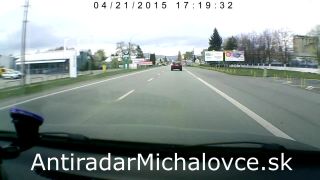 Odhalenie policajneho golfu s radarom