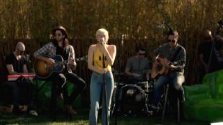 Miley Cyrus na Festivale Happy Hippie 4