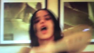 Nový klip Zoë Kravitz a Miley Cyrus vzbuzuje vášně
