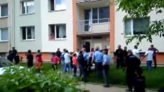 Drsnou bitku na sídlišti v Ústí museli rozehnat policisté