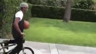 Basketbal z bicykla