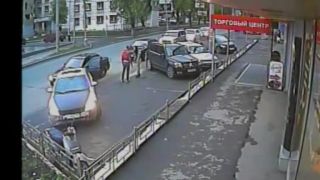 Rozohnená žena za volantom (Rusko)