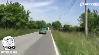 ČESKÝ MACGYVER STĚHUJE LEDNIČKU V MALÉ ŠKODOVCE