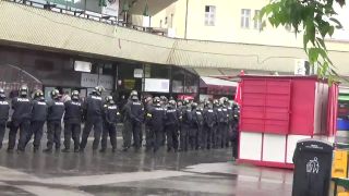 Bratislavská hlavná stanica je plná policajných ťažkoodenc