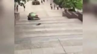 Rútiaci sa taxík zo schodov(Čína).