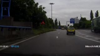 Twingo na mokrej ceste