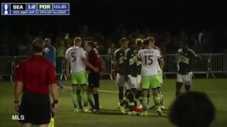 Futbalista dostal neuveriteľnú červenú kartu