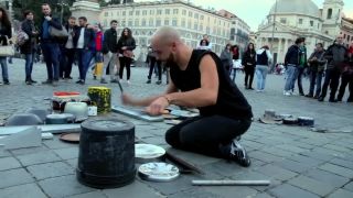Pouličný techno bubeník Dario Rossi