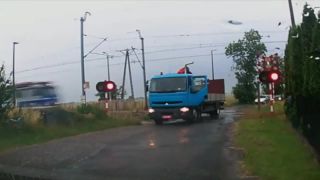 Vlak nabral nákladné auto v plnej rýchlosti (Poľsko)